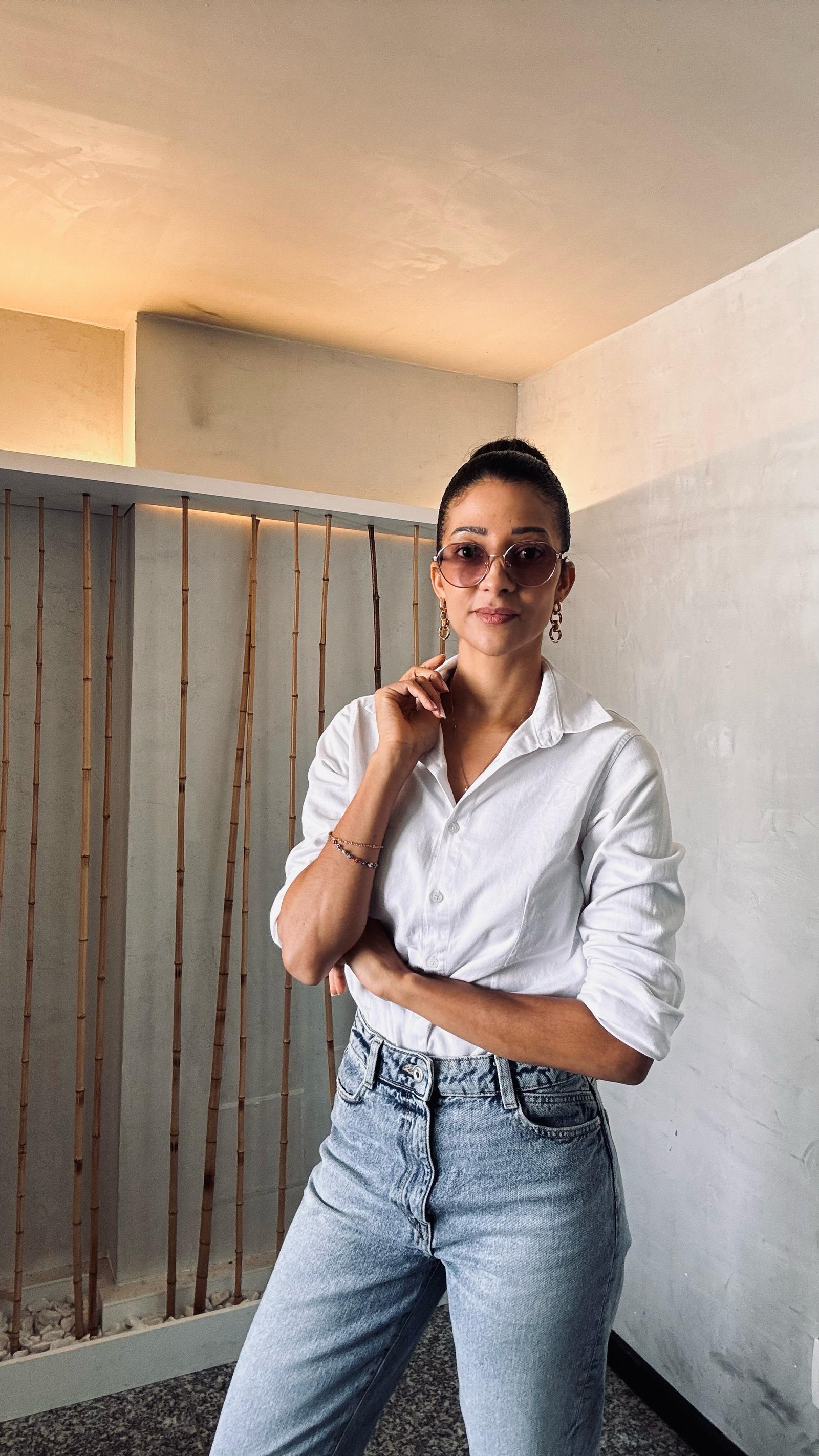 Laudiene Souza, designer de interiores, com camisa branca